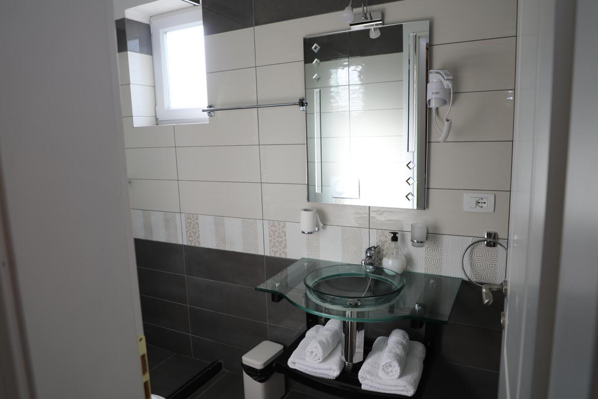 Stani I Hoxhes Hotel *